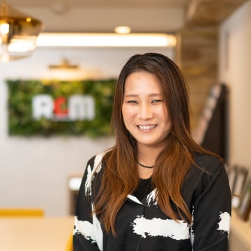 バックオフィス 守澤　ひとみ　笑顔の写真