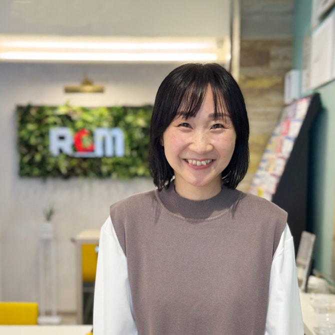 フロントオフィス 平　圭美　笑顔の写真